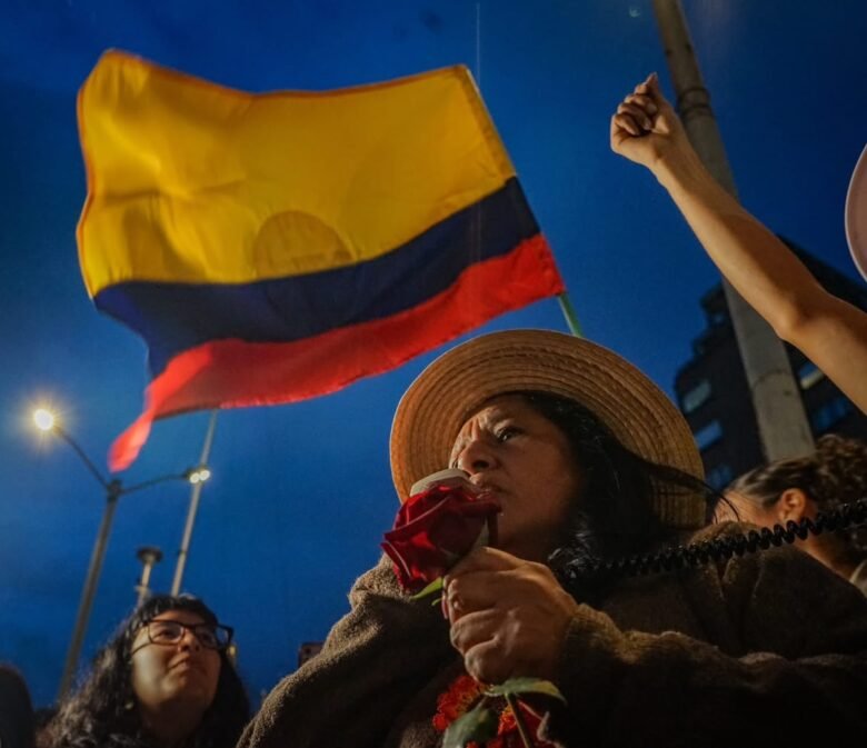 Bandera de Colombia y Aida Quilcué hablando con un micrófono. Foto tomada del Facebook de Aida.