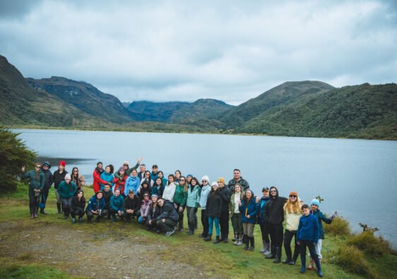Grupo que participó en la caminata al Parque Natural Chingaza, frente a la laguna de Chingaza, la foto la tomó Andrés, guía.