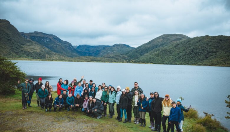 Grupo que participó en la caminata al Parque Natural Chingaza, frente a la laguna de Chingaza, la foto la tomó Andrés, guía.
