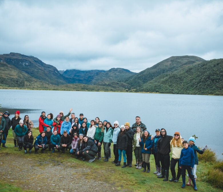 Grupo que participó en la caminata al Parque Natural Chingaza, frente a la laguna de Chingaza, la foto la tomó Andrés, guía.