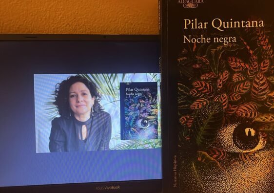 En la pantalla del computador se ve la foto de Pilar Quintana junto a la portada de su libro Noche negra