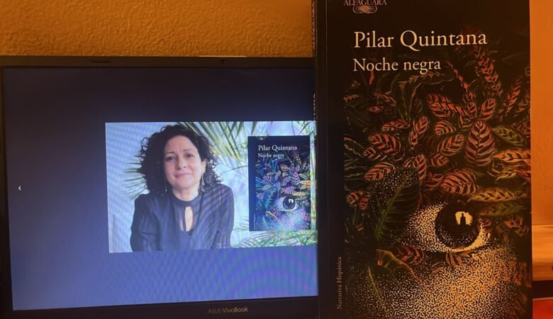 En la pantalla del computador se ve la foto de Pilar Quintana junto a la portada de su libro Noche negra