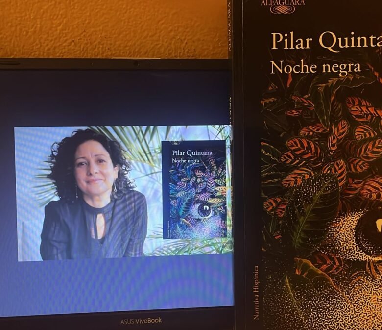 En la pantalla del computador se ve la foto de Pilar Quintana junto a la portada de su libro Noche negra
