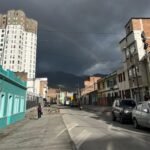 Caminando Pasto hacía el terminal de buses se ve al fondo un arcoíris, en centro de una calle actual de Pasto