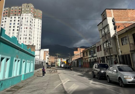 Caminando Pasto hacía el terminal de buses se ve al fondo un arcoíris, en centro de una calle actual de Pasto