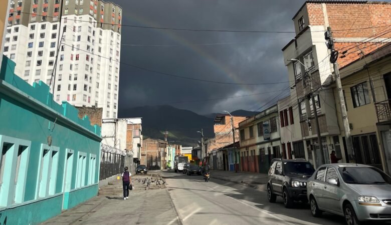 Caminando Pasto hacía el terminal de buses se ve al fondo un arcoíris, en centro de una calle actual de Pasto