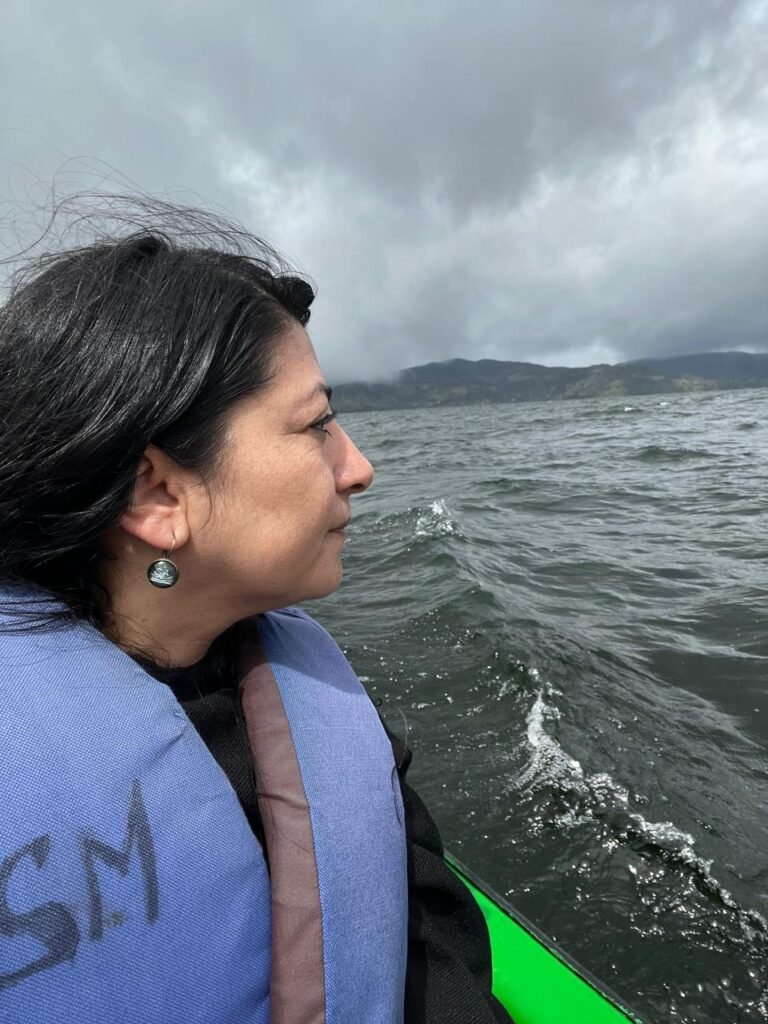Diana navegando en la Laguna de la Cocha