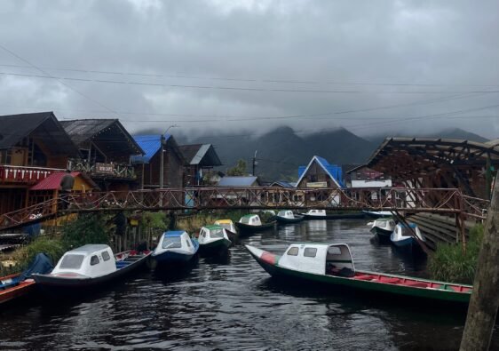 Laguna de la Cocha. Lanchas pequeñas en el centro y a los lados casas representativas del lugar