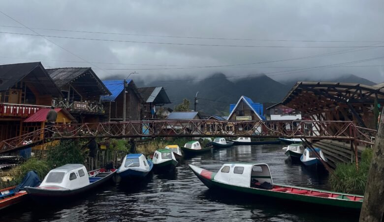 Laguna de la Cocha. Lanchas pequeñas en el centro y a los lados casas representativas del lugar
