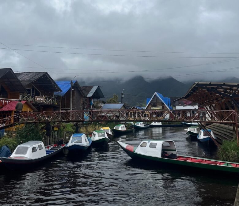 Laguna de la Cocha. Lanchas pequeñas en el centro y a los lados casas representativas del lugar