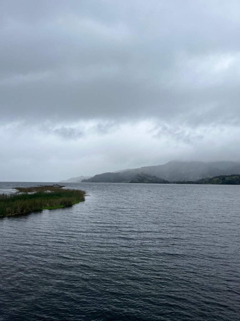 Laguna de la Cocha al fondo las montañas el cielo nublado. Foto de Diana Socha