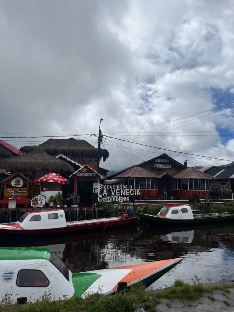 Laguna de la cocha. Aviso de la Venecia colombiana. Foto tomada por Diana Socha Hernández.