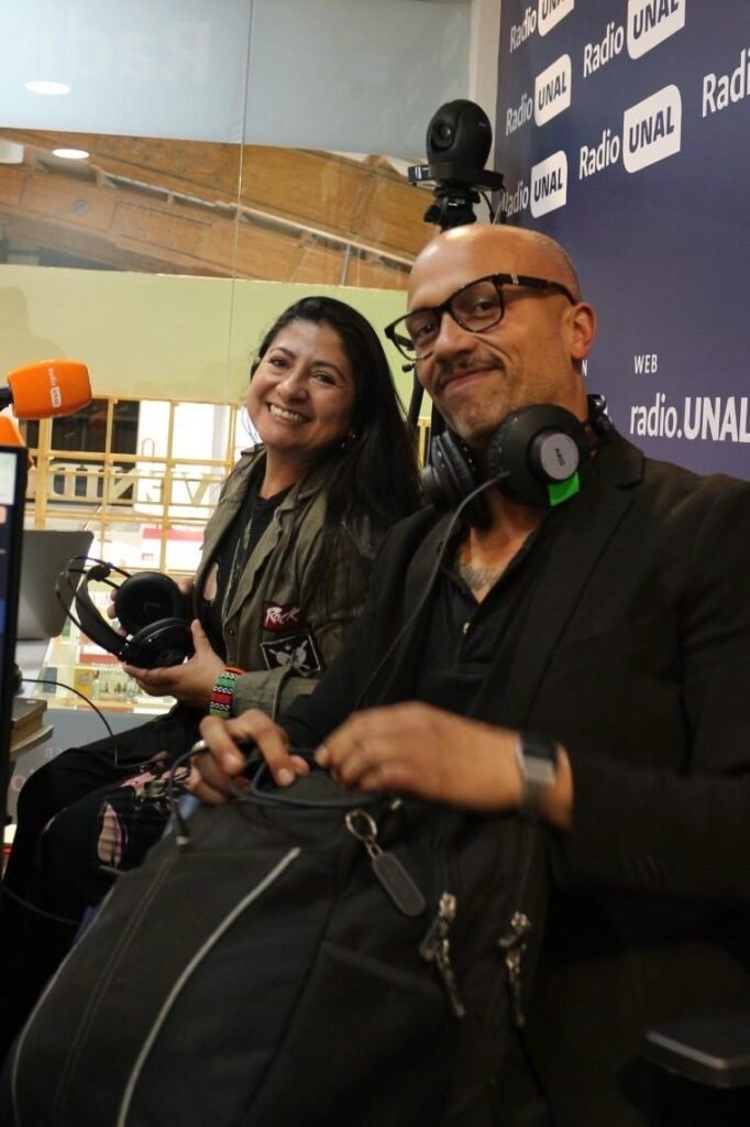 Luis y Diana listos para la entrevista con Radio Unal en la Feria del libro 2026