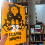 Portada libro 22 salarios mínimos de Luis Betancourt. Al fondo se ve la biblioteca de Diana Socha