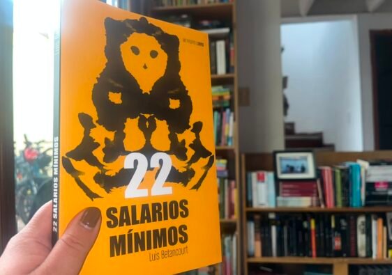 Portada libro 22 salarios mínimos de Luis Betancourt. Al fondo se ve la biblioteca de Diana Socha