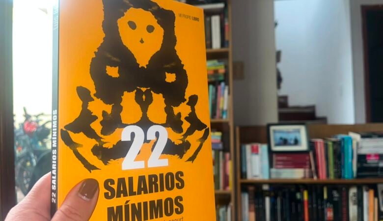 Portada libro 22 salarios mínimos de Luis Betancourt. Al fondo se ve la biblioteca de Diana Socha