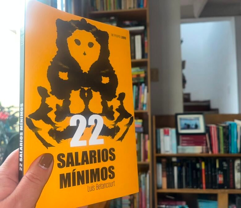 Portada libro 22 salarios mínimos de Luis Betancourt. Al fondo se ve la biblioteca de Diana Socha