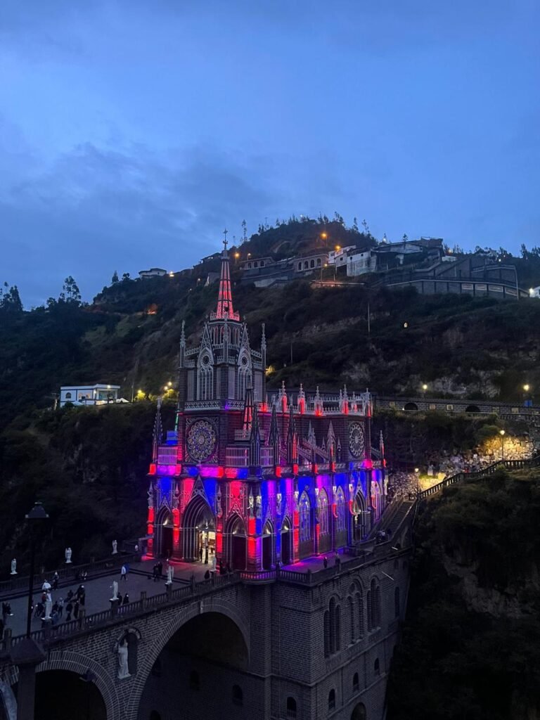 Santuario de las lajas iluminado y el atardecer. Foto tomada por Diana Socha Hernández.