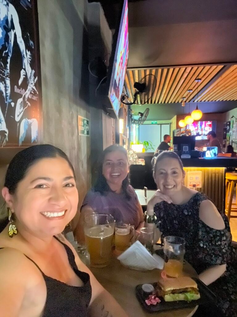 Bar el Mistral en Armenia. Diana, Carmen y Maritza, al fondo se ve una pantalla de un grupo de rock cantando