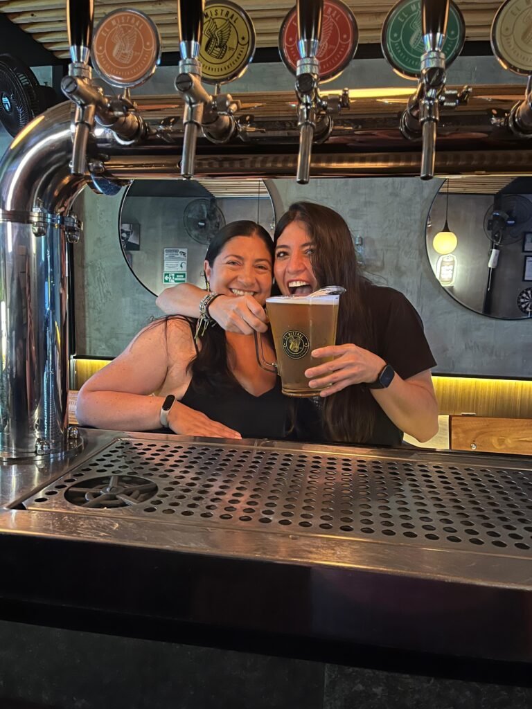 Diana y Luisa con una jarra de cerveza en El Mistral