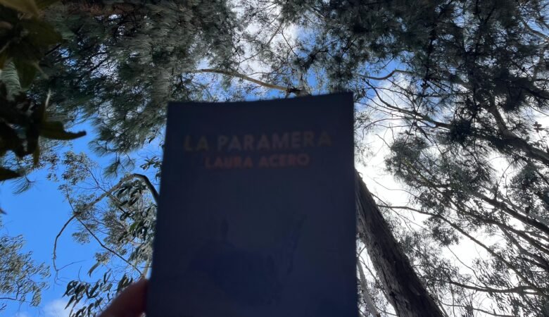 Portada del libro la paramera y al fondo se ven los árboles y el cielo