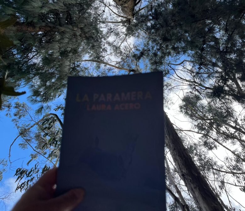 Portada del libro la paramera y al fondo se ven los árboles y el cielo