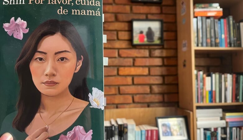 Se ve la portada del libro Por favor cuida a mamá y al lado la biblioteca de Diana