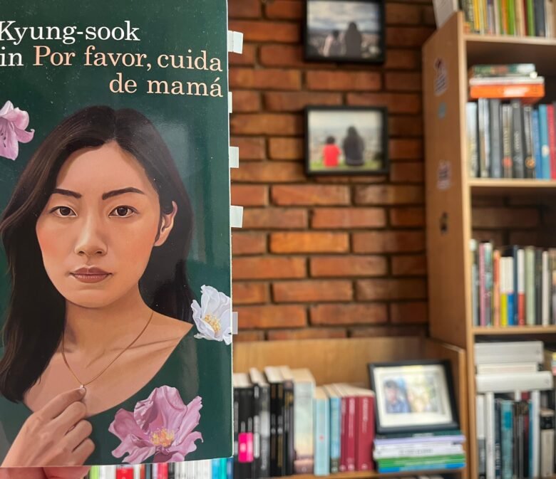 Se ve la portada del libro Por favor cuida a mamá y al lado la biblioteca de Diana