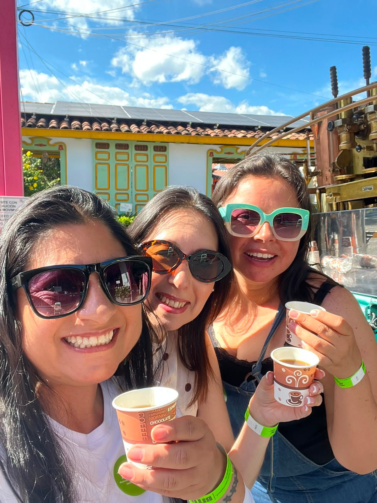 Diana, Maritza y Carmén,en la finca Recuca, brindando con un tinto