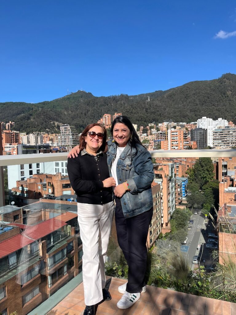 Diana y la mamá en el Centro de la felicidad en Chapinero, al fondo se ve Bogotá