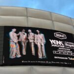 Aviso del concierto de Morat. Se ven los cuatro cantantes y la publicidad de su gira YEM