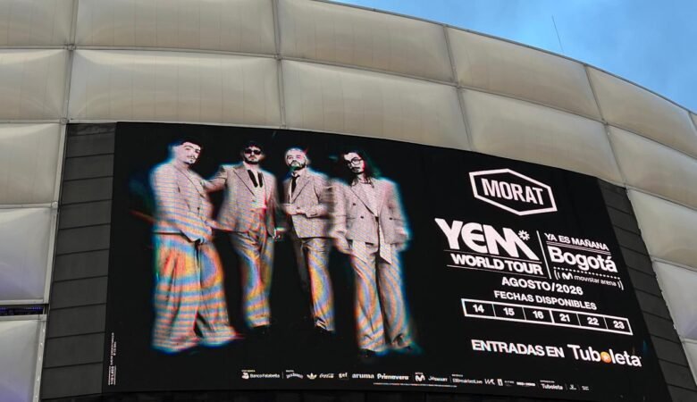 Aviso del concierto de Morat. Se ven los cuatro cantantes y la publicidad de su gira YEM
