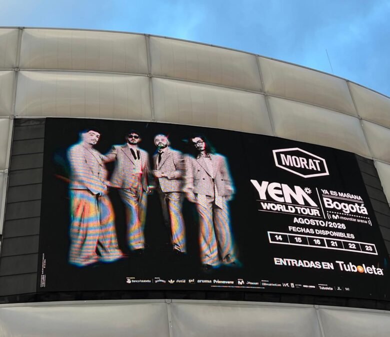 Aviso del concierto de Morat. Se ven los cuatro cantantes y la publicidad de su gira YEM