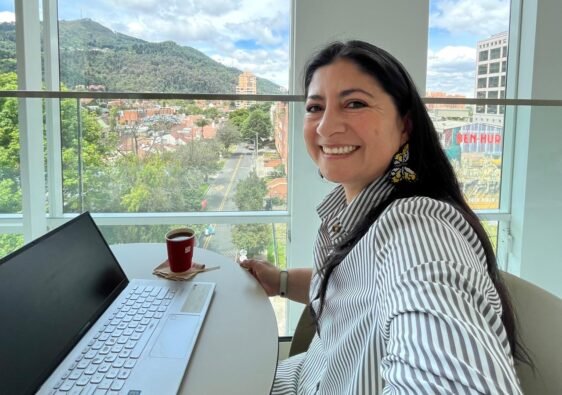 Diana escribiendo en Lumina Bogotá. Mayo 2026.