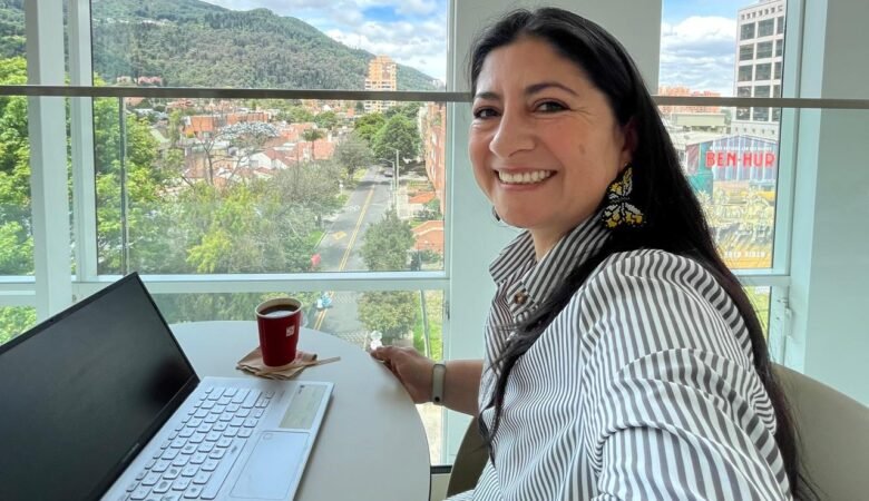 Diana escribiendo en Lumina Bogotá. Mayo 2026.