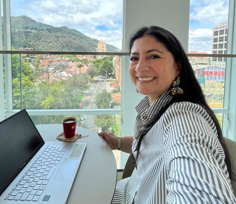 Diana escribiendo en Lumina Bogotá. Mayo 2026.