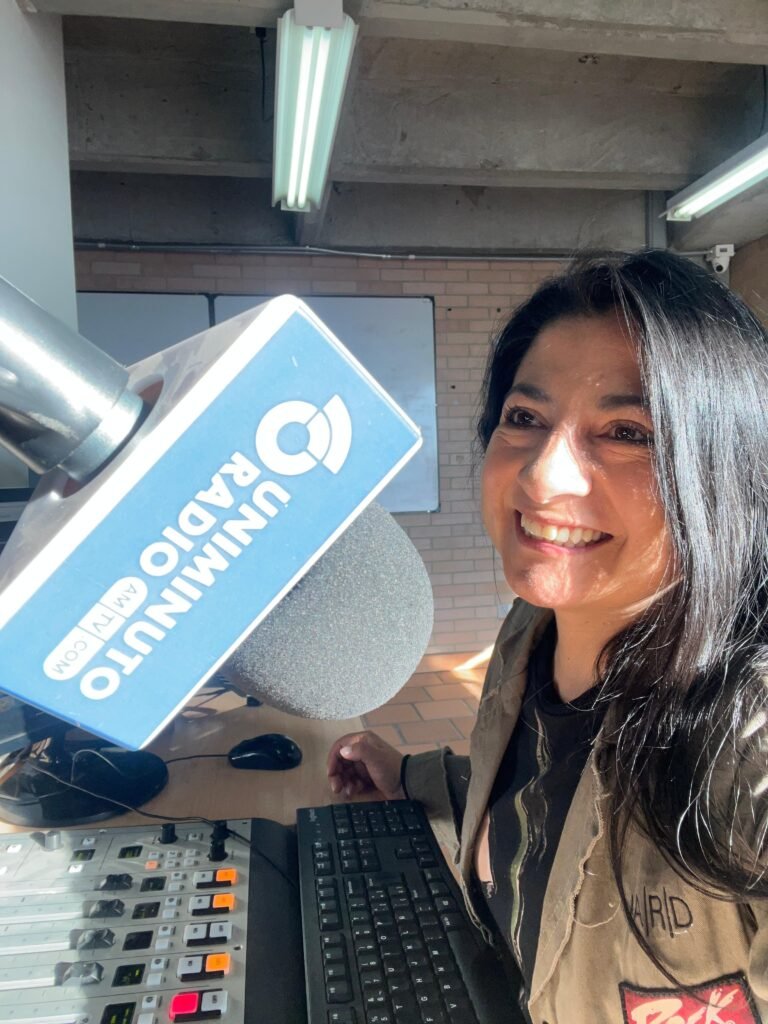 Diana frente al micrófono y la consola de Uniminuto Radio Soacha