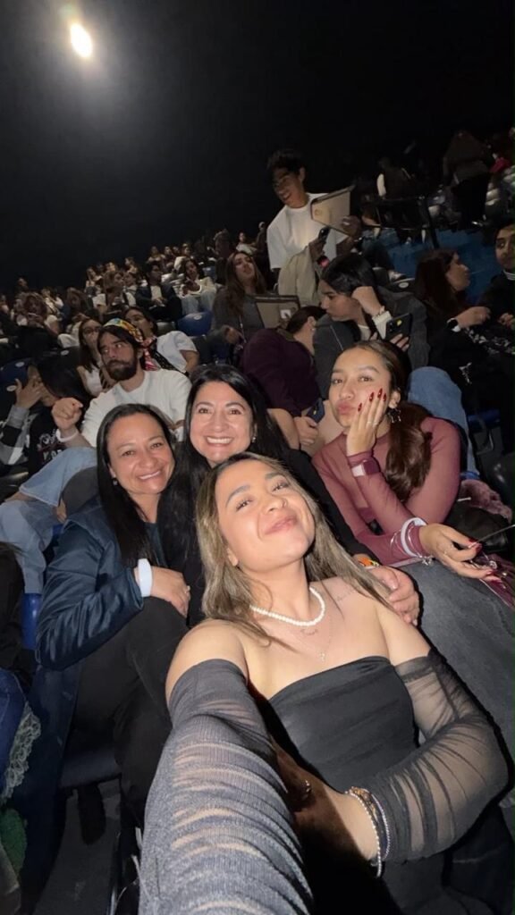 Sentadas en el concierto Nury, Camila, Gabriela y Diana
