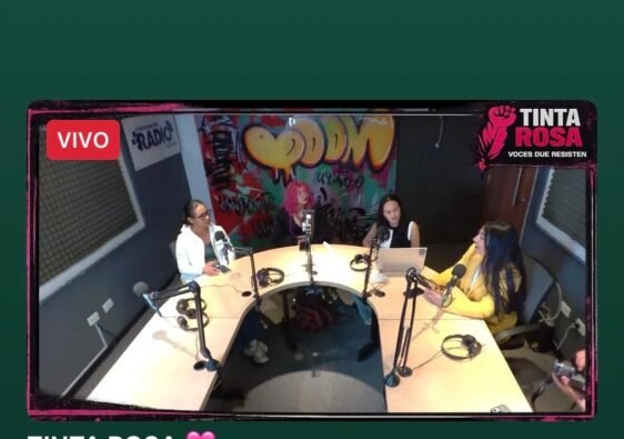 Tinta Rosa uno de los programas en vivo desde Facebook, aquí se ve el set