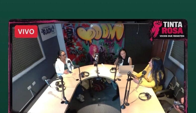 Tinta Rosa uno de los programas en vivo desde Facebook, aquí se ve el set