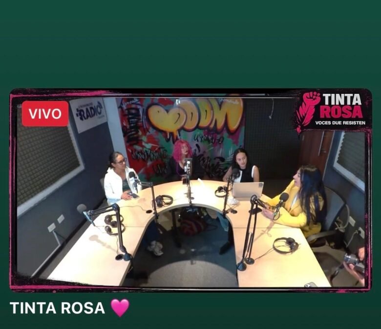 Tinta Rosa uno de los programas en vivo desde Facebook, aquí se ve el set