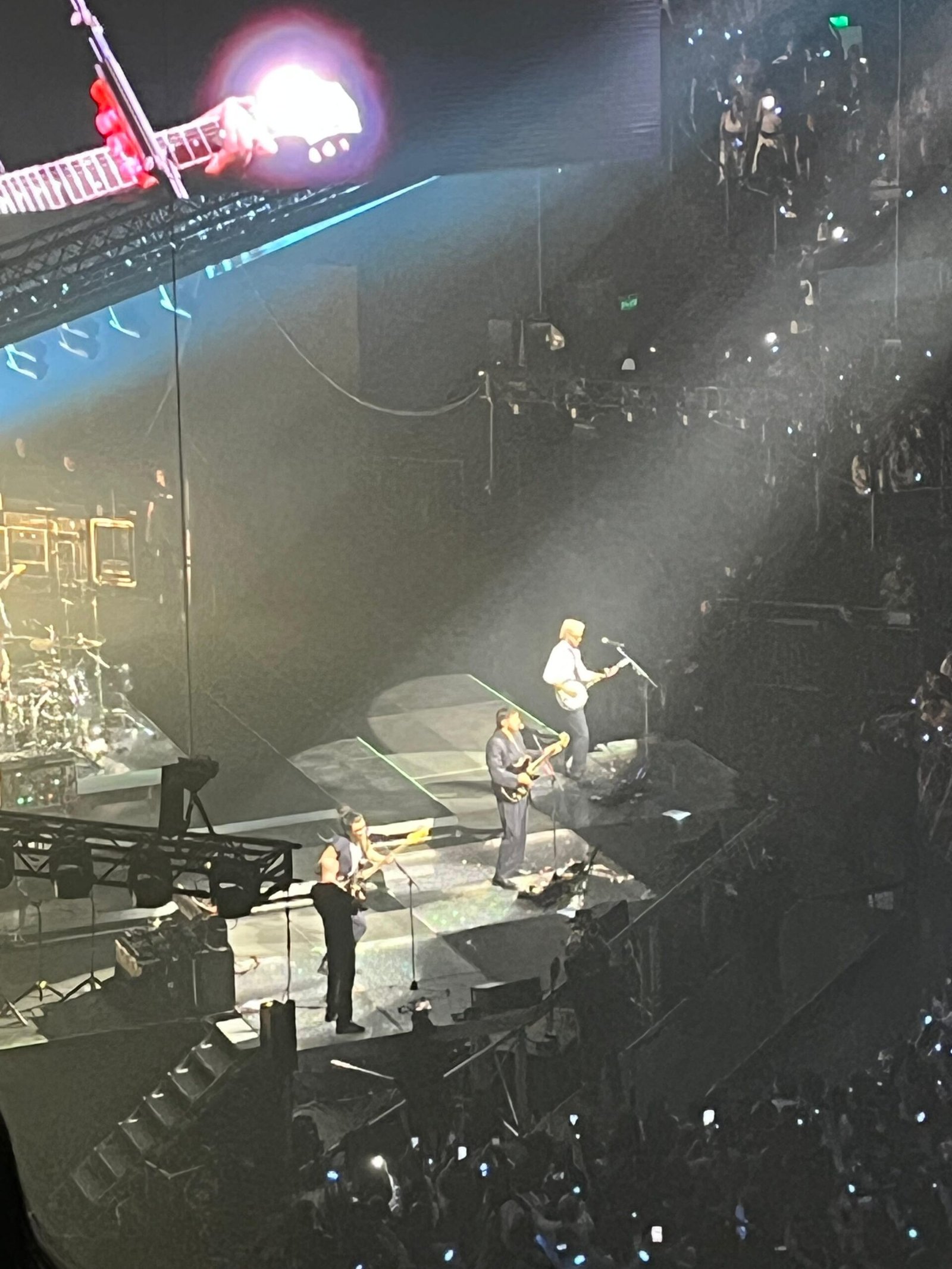 Desde el tercer piso del movistar arena en Bogotá se ve en el escenario a Morat