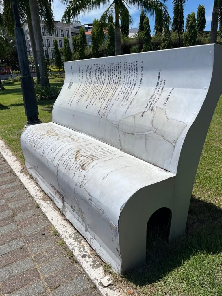 Una silla en forma de libro con un poema escrito
