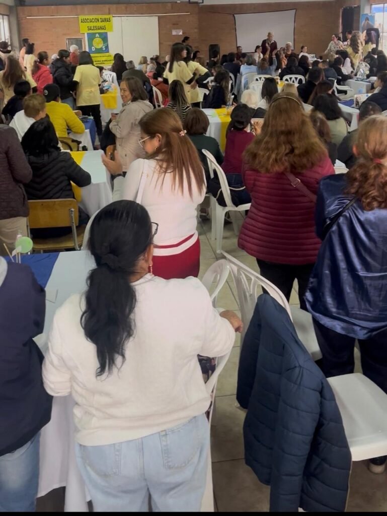 Gente bailando y aplaudiendo en el chocolate organizado por la Asociación Damas Salesianas Centro Mamá Margarita