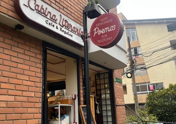 Letrero Cabina literaria. Entrada abierta de la librería