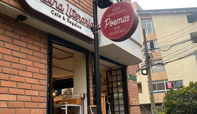 Letrero Cabina literaria. Entrada abierta de la librería