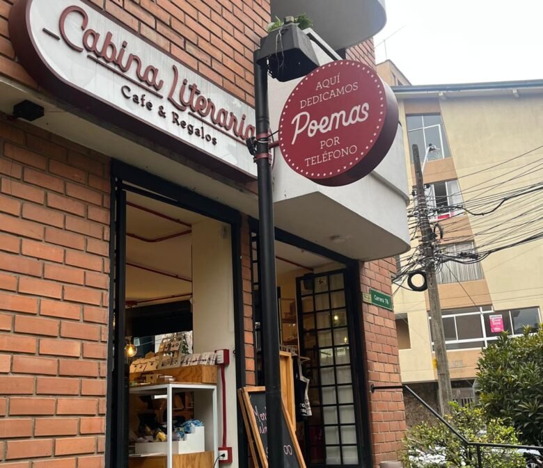 Letrero Cabina literaria. Entrada abierta de la librería