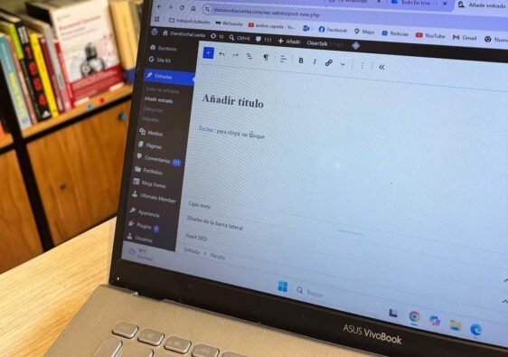 al fondo unos libros y se ve la pantalla del computador a punto de comenzar un texto
