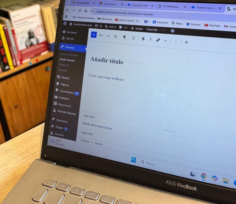 al fondo unos libros y se ve la pantalla del computador a punto de comenzar un texto